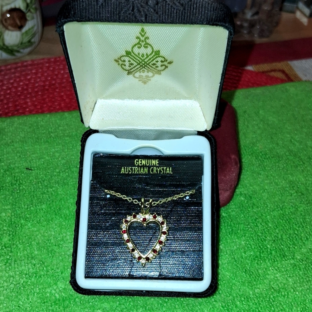 Genuine,Austrian Crystal,Red White Crystals in a  Gold,Heart-Shaped Pendant✨️❣️